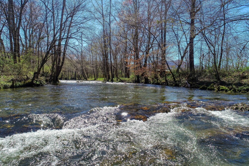 Creekside Memories - 2 Bedrooms, 2 Baths, Sleeps 6 Cabin by RedAwning