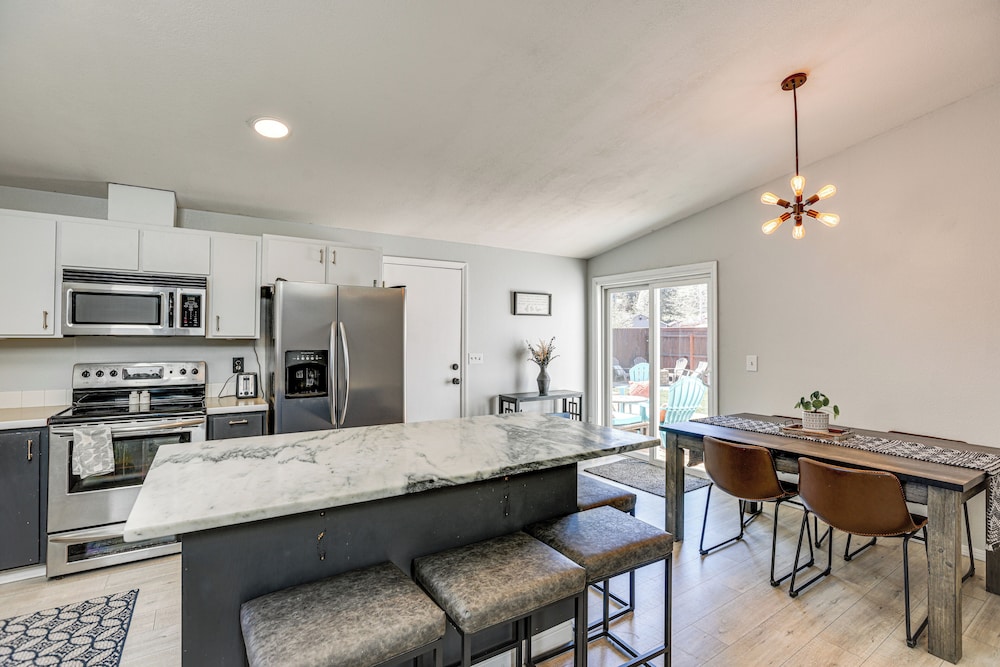 Family-friendly Home w/ Fire Pit in Bend!