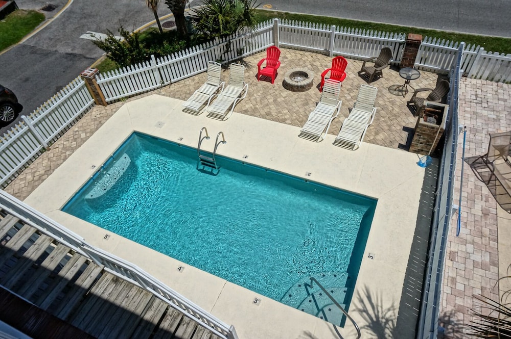 Pierview 5 Bedroom Home by RedAwning