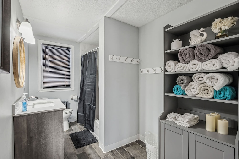 4BR 2BA Home in Charming St Paul - Sleeps 10
