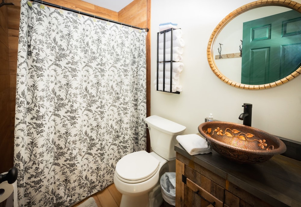 Treehouse Hot tub on 60 Acre Farm Near Downtown