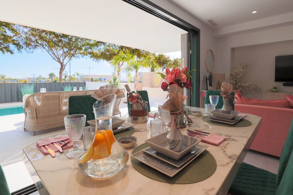 4 Bed Villa - Sleeps 8 - Pool - Garden - Parking