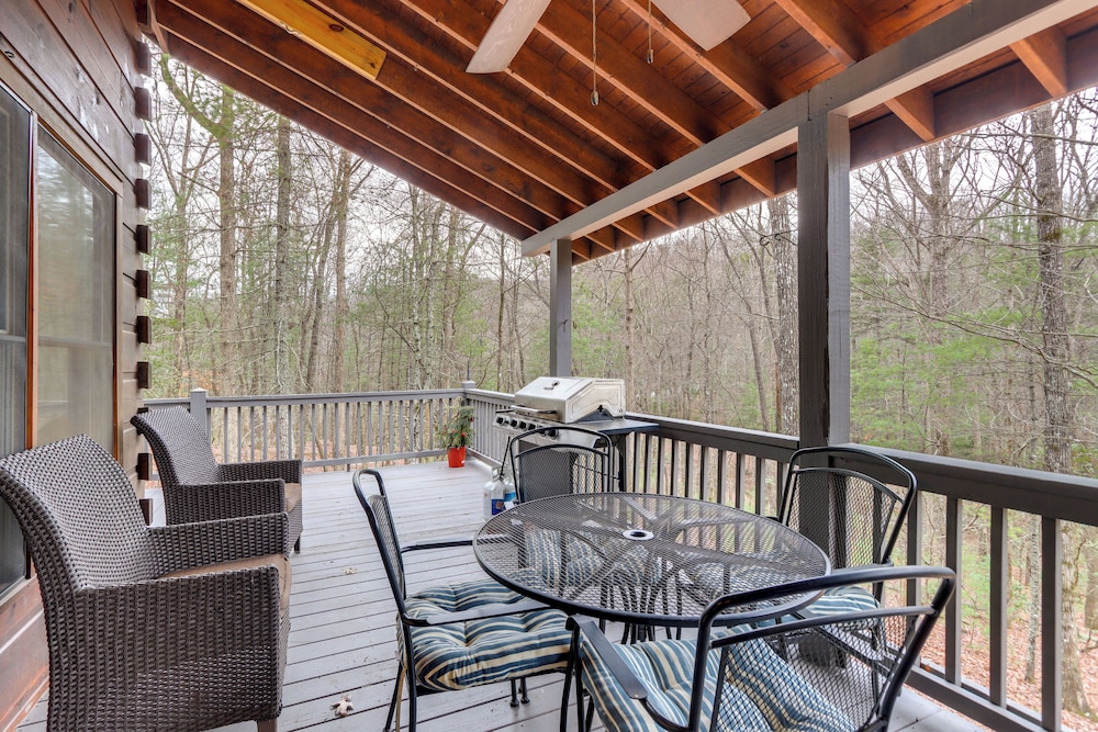 9 Mi to Dtwn Blue Ridge: Cabin w/ Deck & Grill!