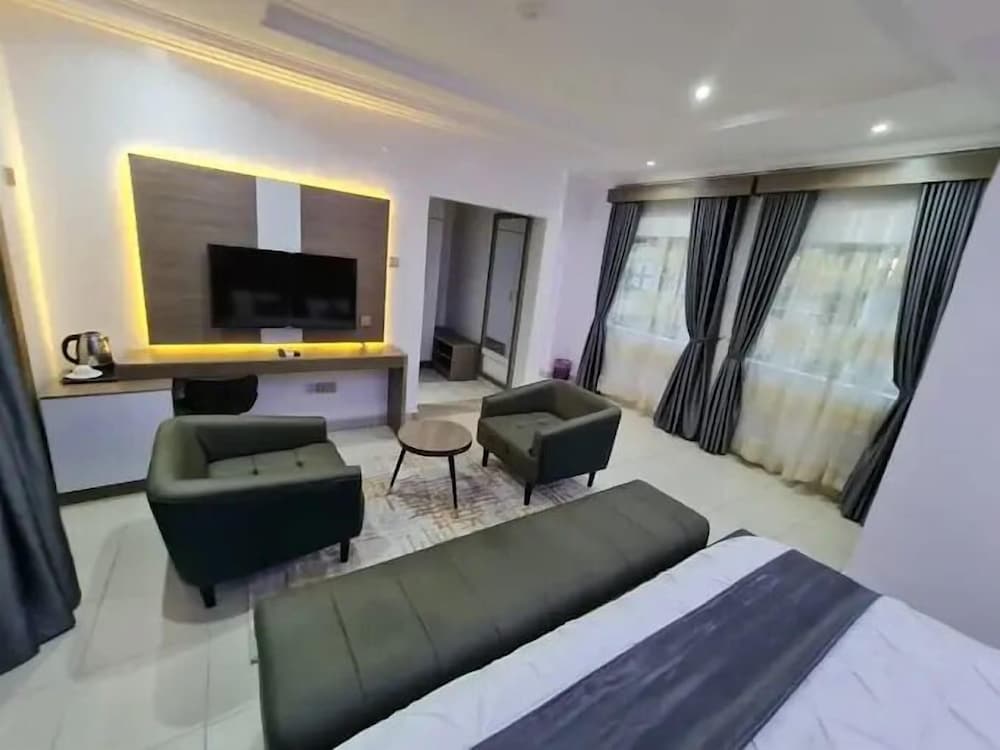 R-oak Hotel and Apartment