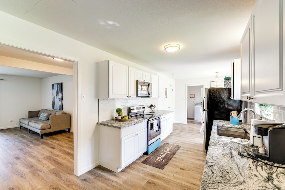 Near Shops & Eats: Commuter-friendly Fwtx Home