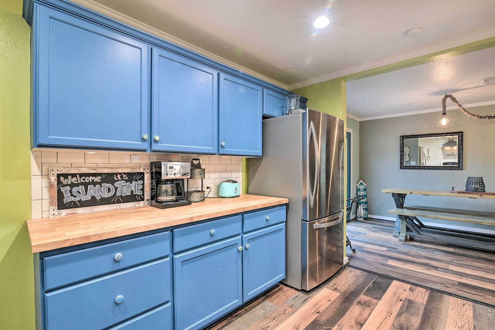 Galveston Group Getaway w/ Private Yard + Fire Pit
