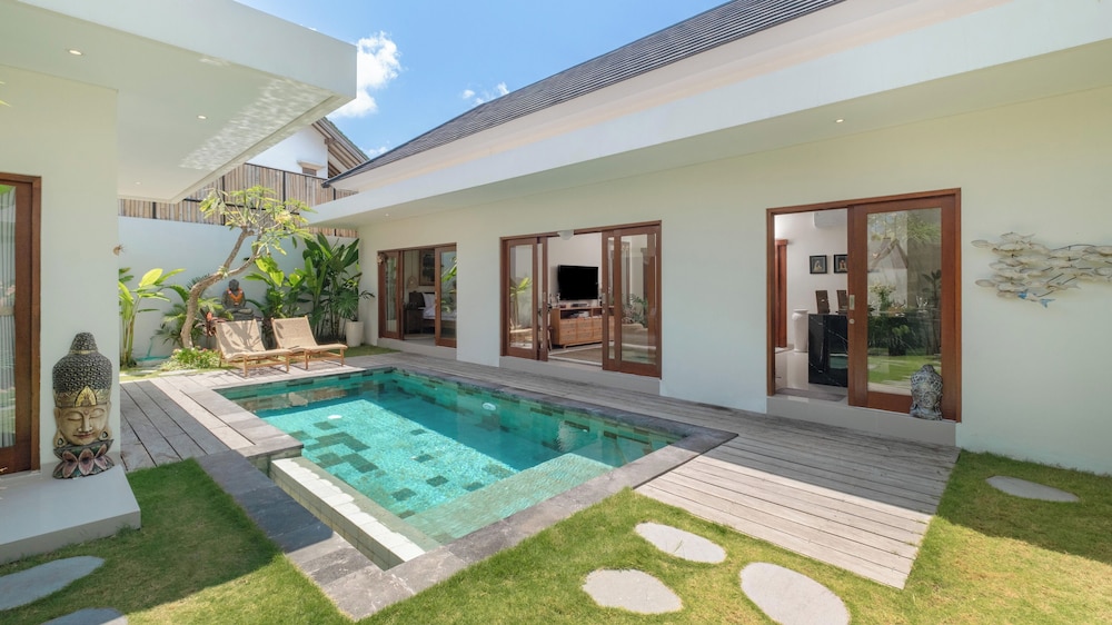 The Lange Estate by Villa Finder