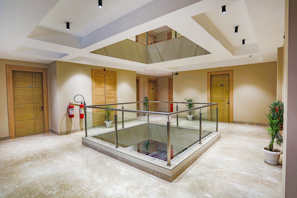 Lobby & Reception