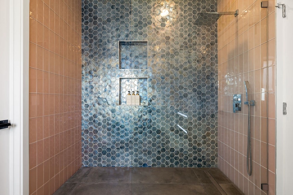 The Lighthouse- Monthly 4 bd 4 bth Pool Spa