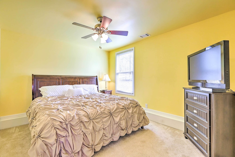 Milledgeville Vacations - Lakefront Retreat With Private Docks  Gazebo! - Property Image 4