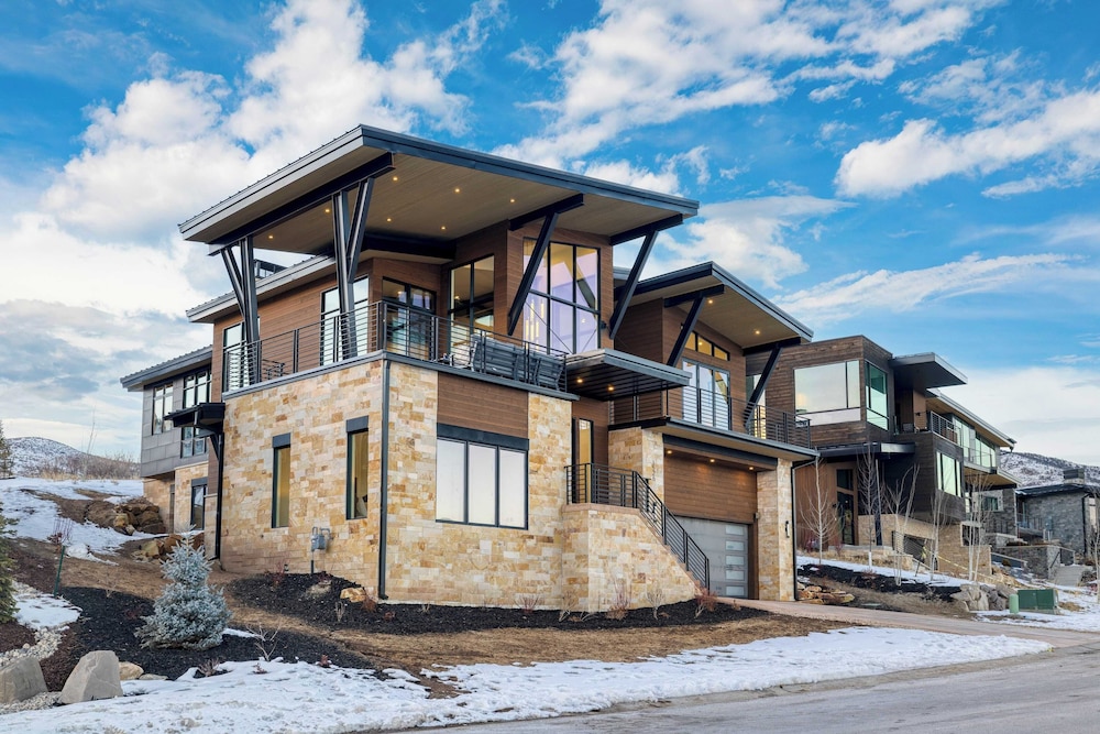 Mins to Deer Valley Lift Firepit, Game Room, Views, 5bdr Orion by Avantstay