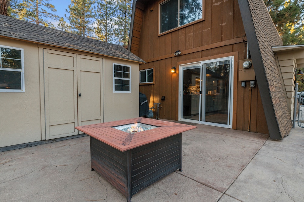 The Cozy Bear Cabin view 2