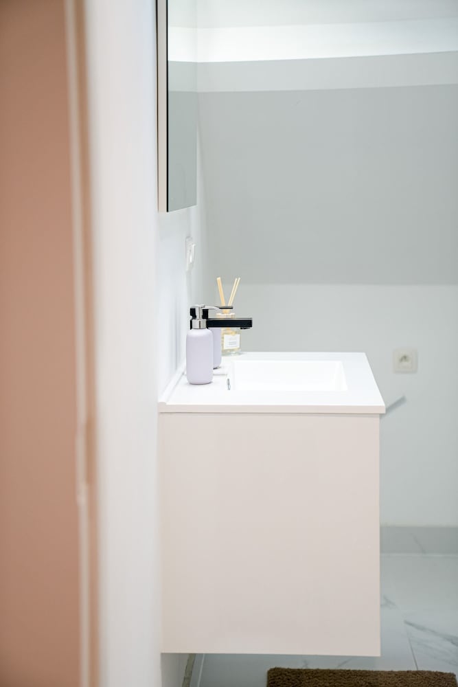 Modern 1BR 1LR Apartment Walk To Rabot