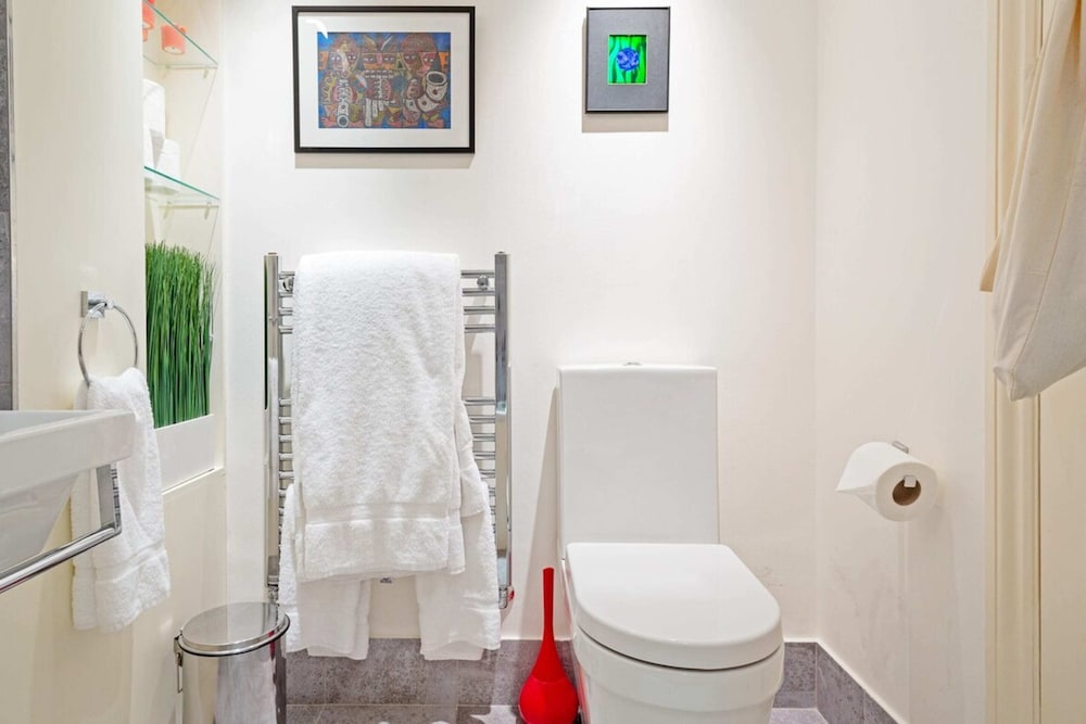 Bright 2 Bedroom Apartment in South Kensington