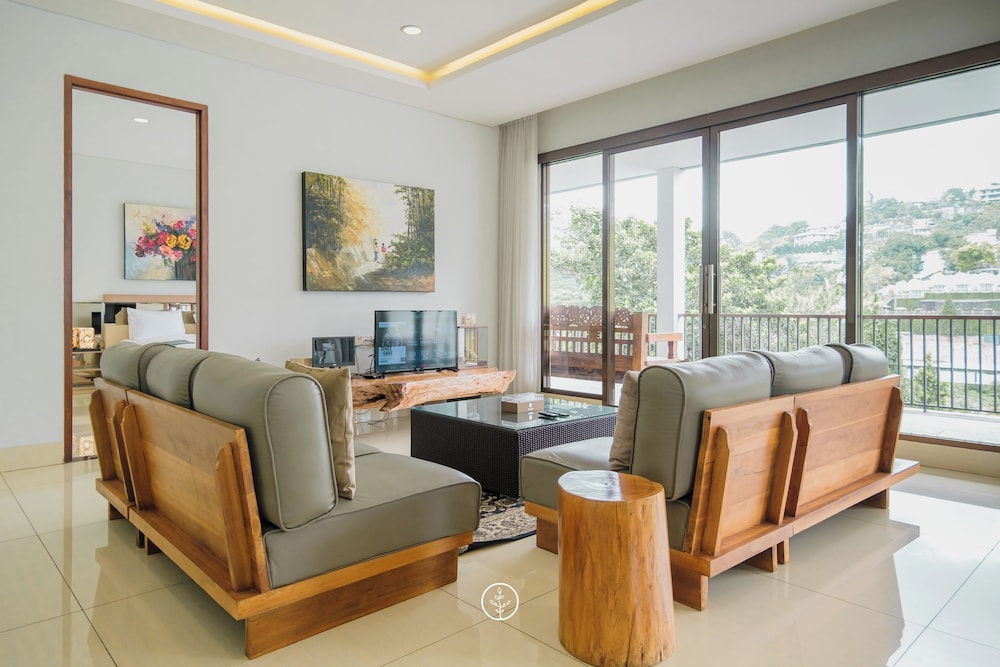 Mentari Hill View 8 BR heated pool and movie room