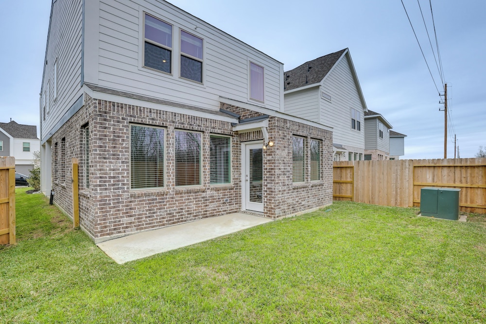 Family-friendly Home w/ Yard in Hockley!
