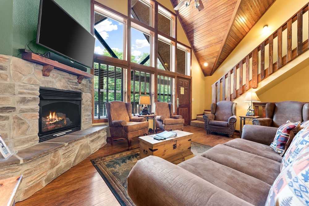 Timeless Memories Lodge 6 Bedroom Cabin by RedAwning