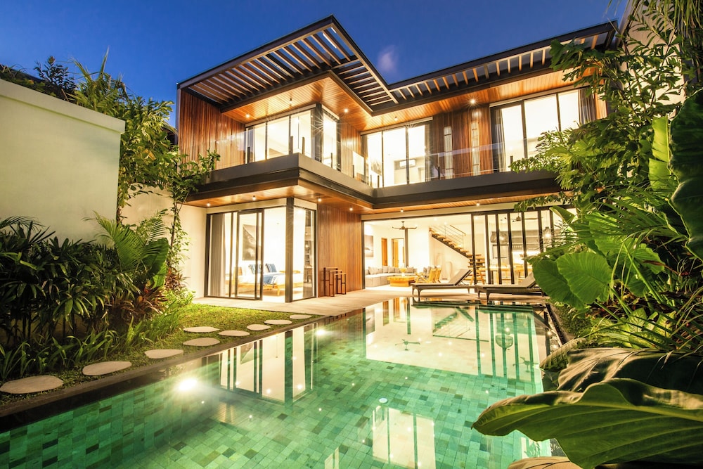 Seaside Escape: 4BR Villa, 190m to Canggu Beach