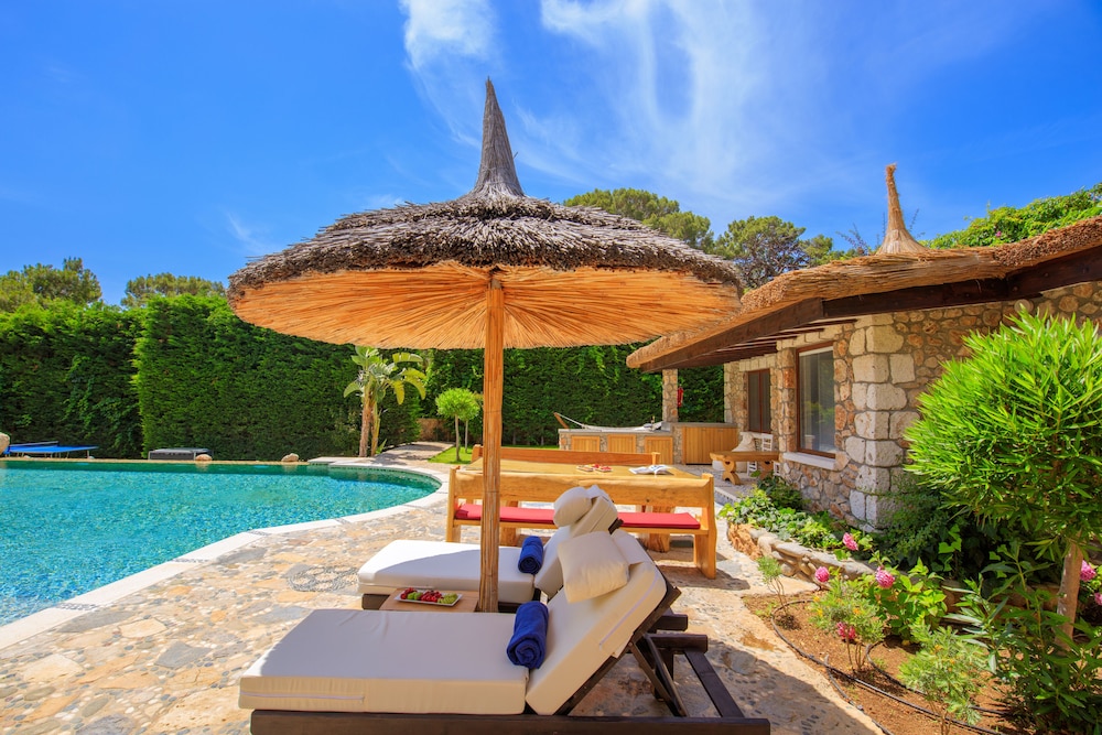 Private Island-Style Ultra Luxury Villa Estate