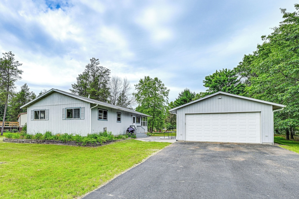 New Lisbon Home w/ Fire Pit & Ping-pong! view 5