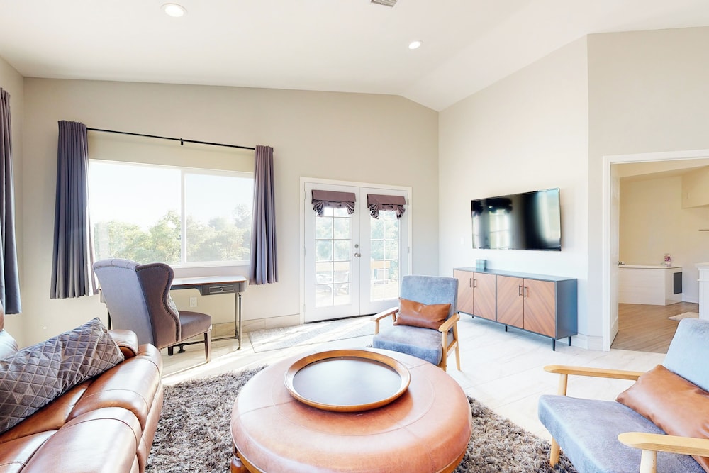 Two Dog-friendly Home, Close to Wine Country