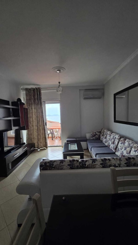 Tirent Apartment - Your Beach Home in Vlorë