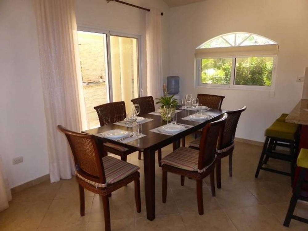 Touch of Elegance! 6 Bedroom Near the Beach