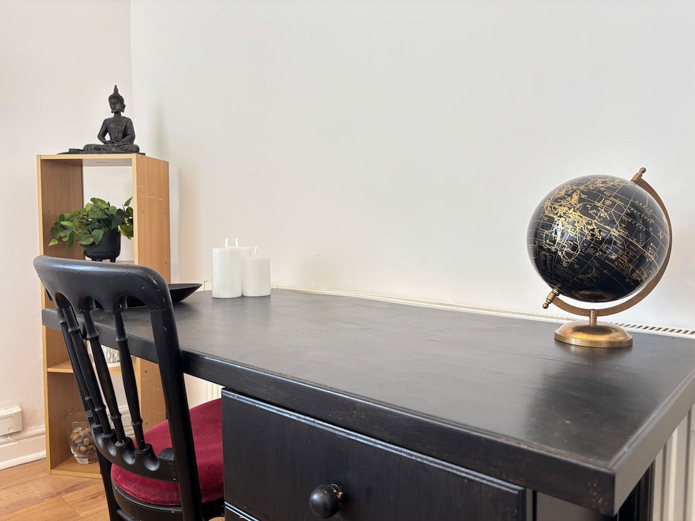 4 Beds-sleeps 8-central-office Space