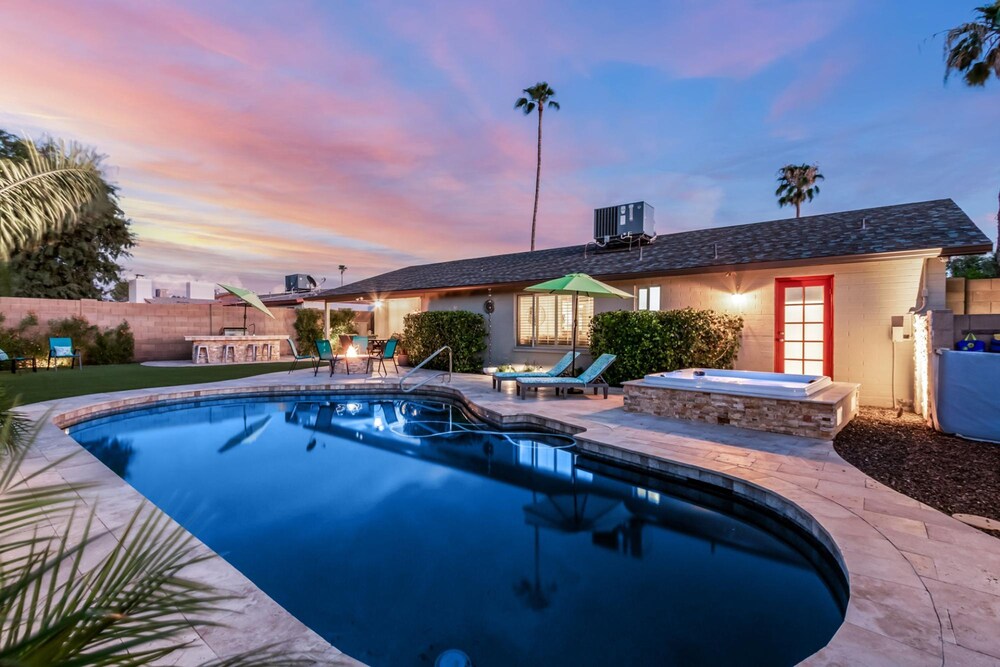 Palm Tree Paradise Heated spa Pool Firepit