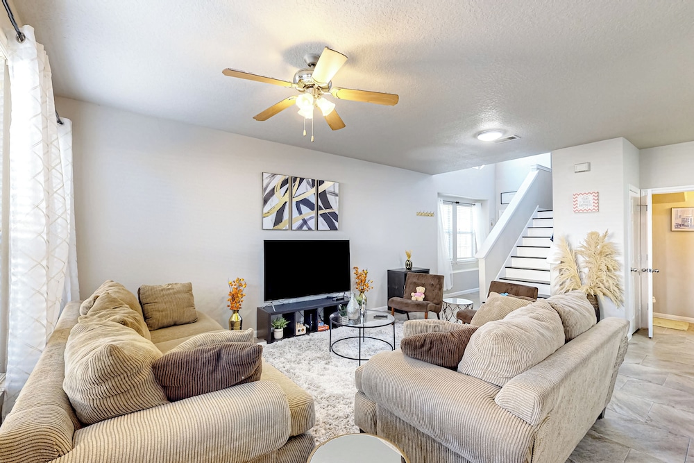 3BR w/ Yard, Updated Interior w/ A/C & W&D