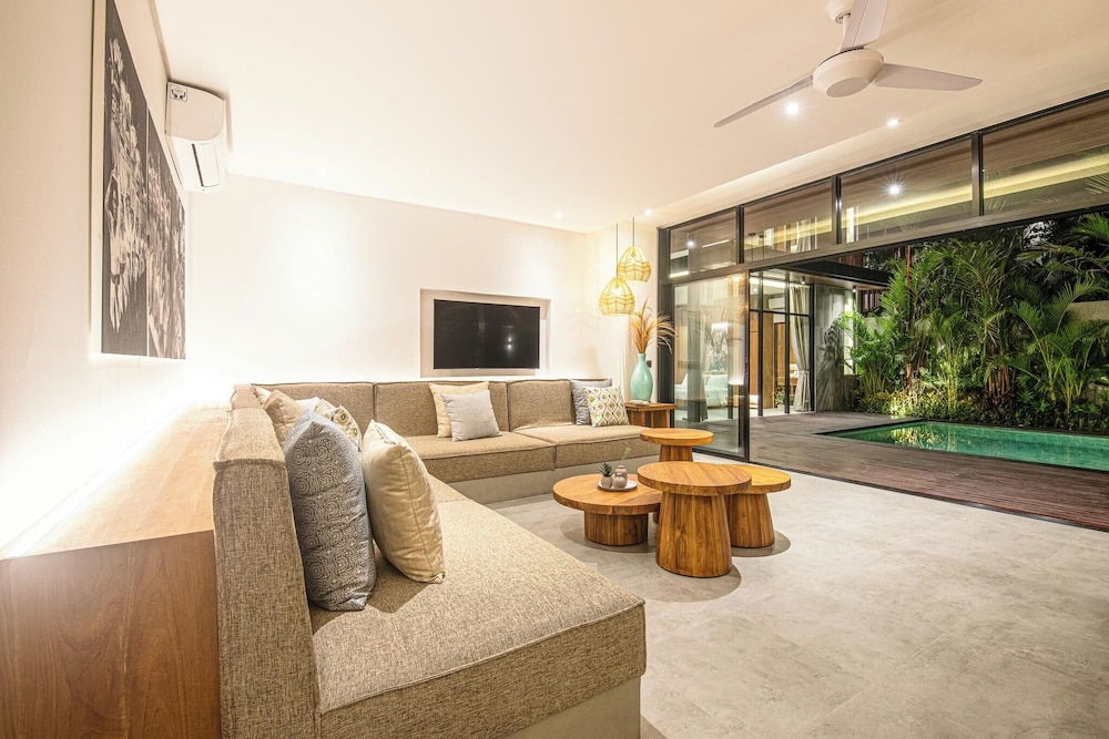 Elegant 6BR Canggu Villa Steps From the Ocean