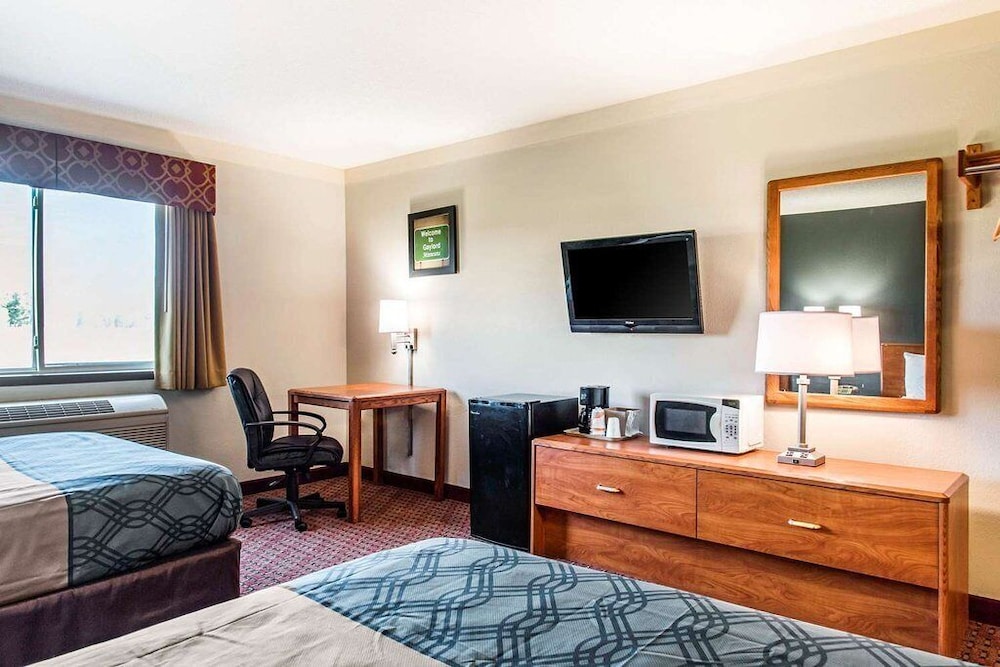 Travelers Lodge & Suites