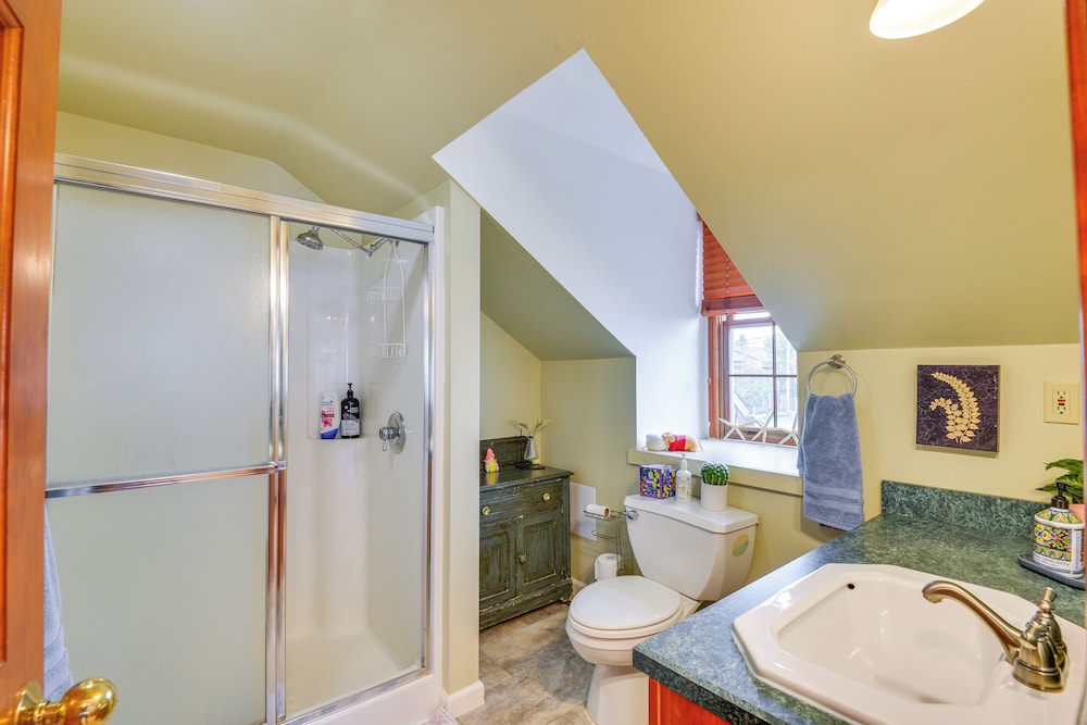 Walk to Marina: Dog-friendly Lake Ontario Studio