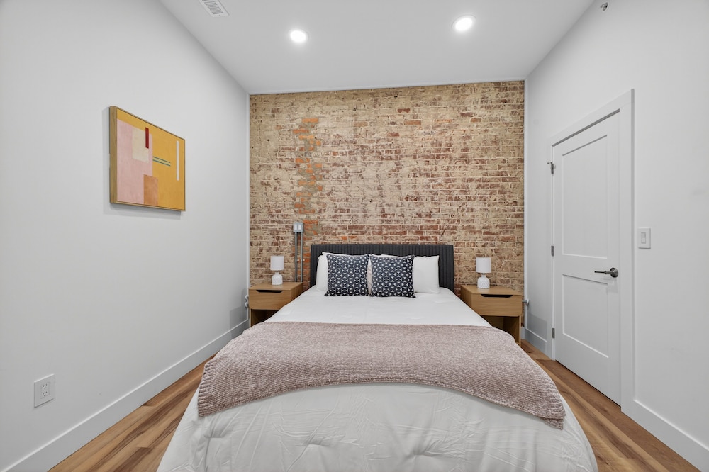 Stylish Downtown Unit With Historic Charm 2 Bedroom Apts