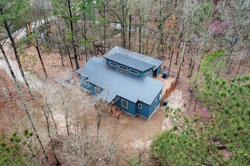 Creekside Cabin w/ Views & Hot Tub in Broken Bow