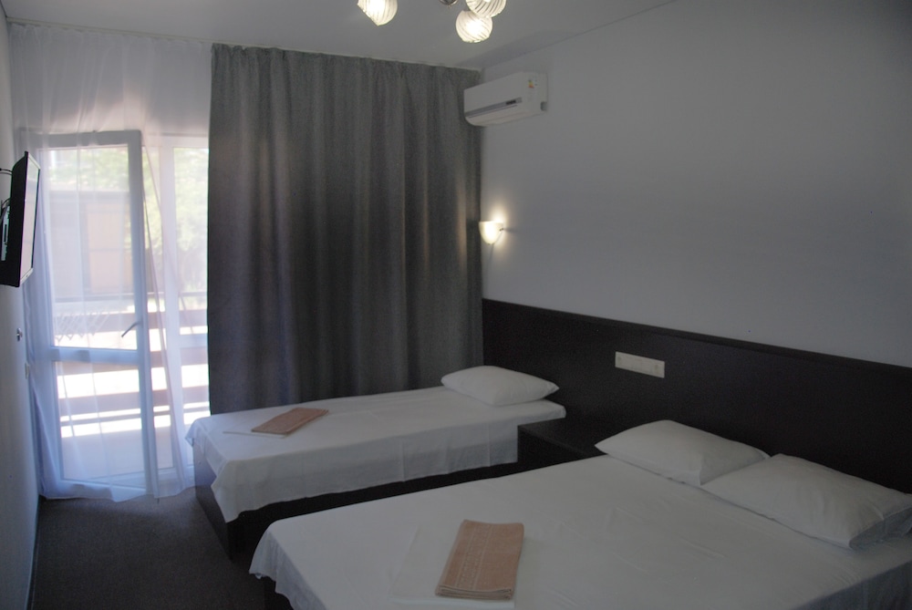 Peak Season Hotel