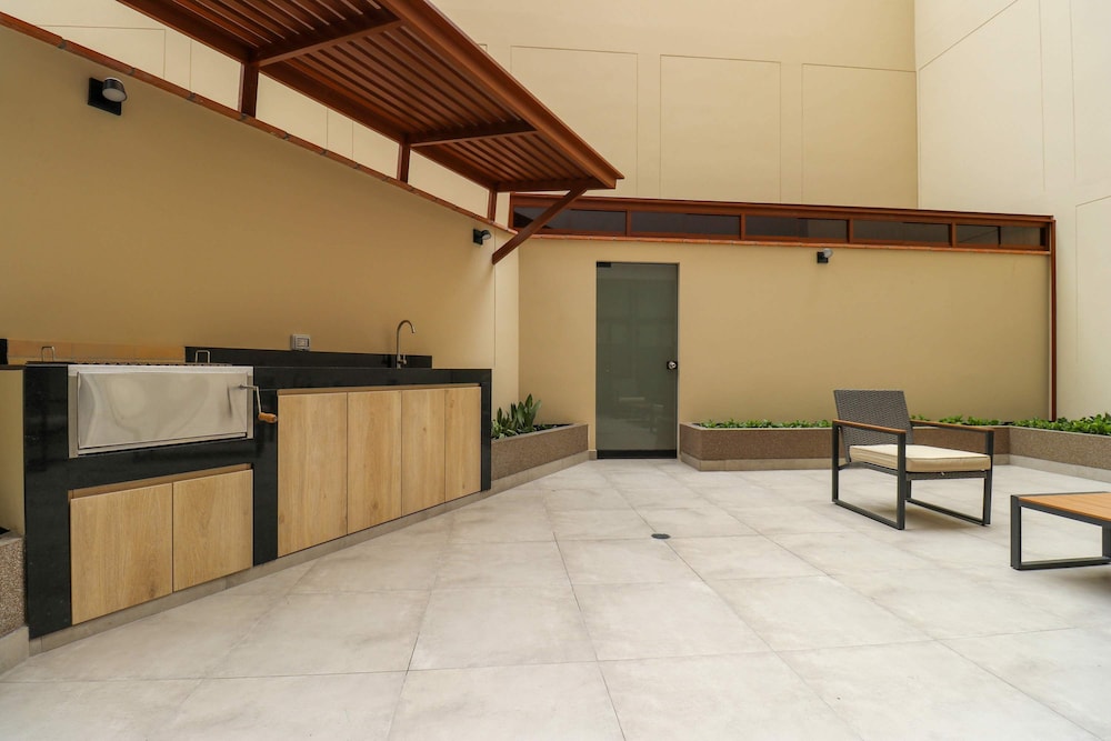 w Beautiful 2BR w Terrace Near Kennedy Park