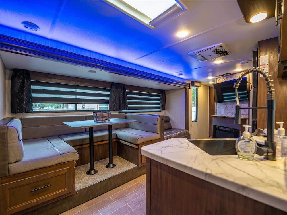 RV in Tampa Great Location Cost pet Friendly