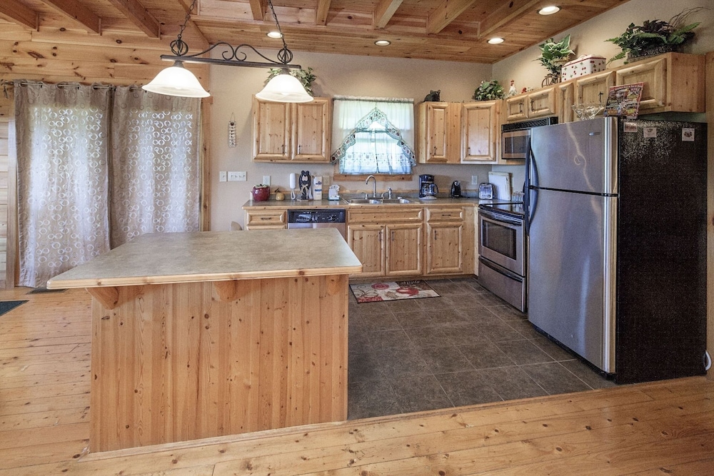 Bear Hugs - Great Cabin! 2 Bedroom Cabin by RedAwning view 5