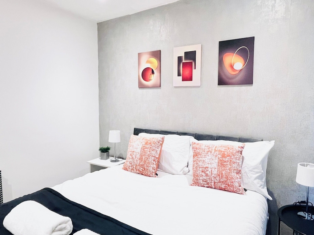 House - Sleeps 10 - Parking - Garden
