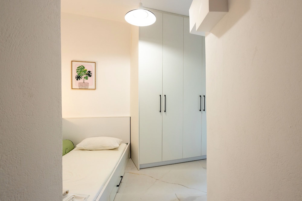 Renovated 2-bedroom Apt Near the Athenian Coast