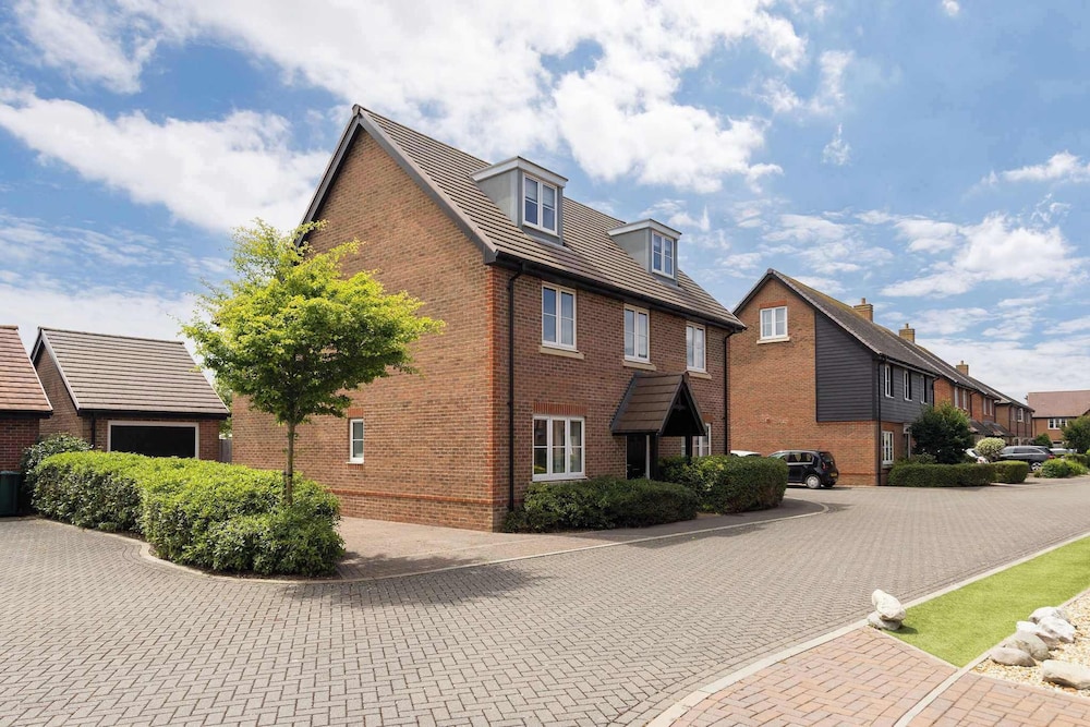 Modern Family Retreat Nr Beaches and Marina