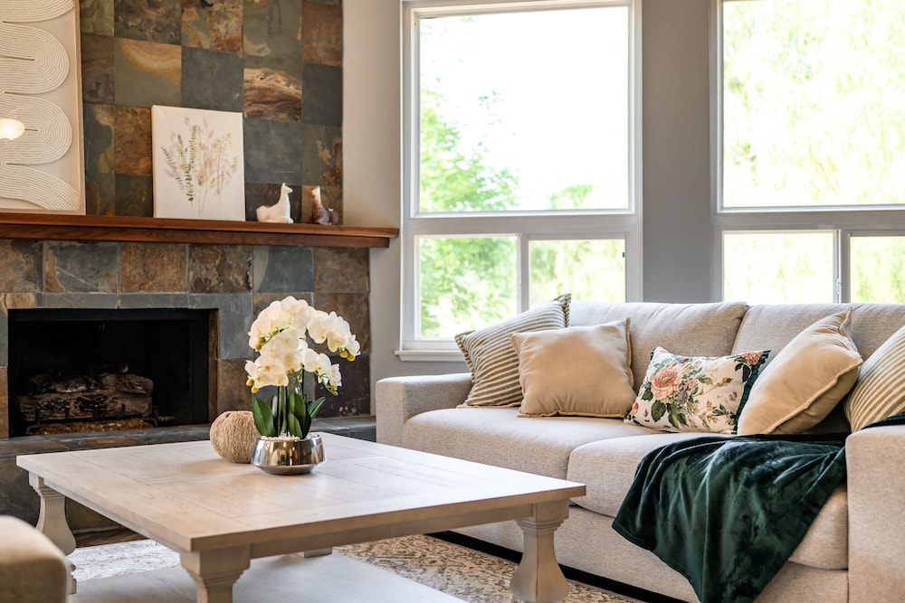 Mountain View Family Retreat w Game Room Scenic Decks