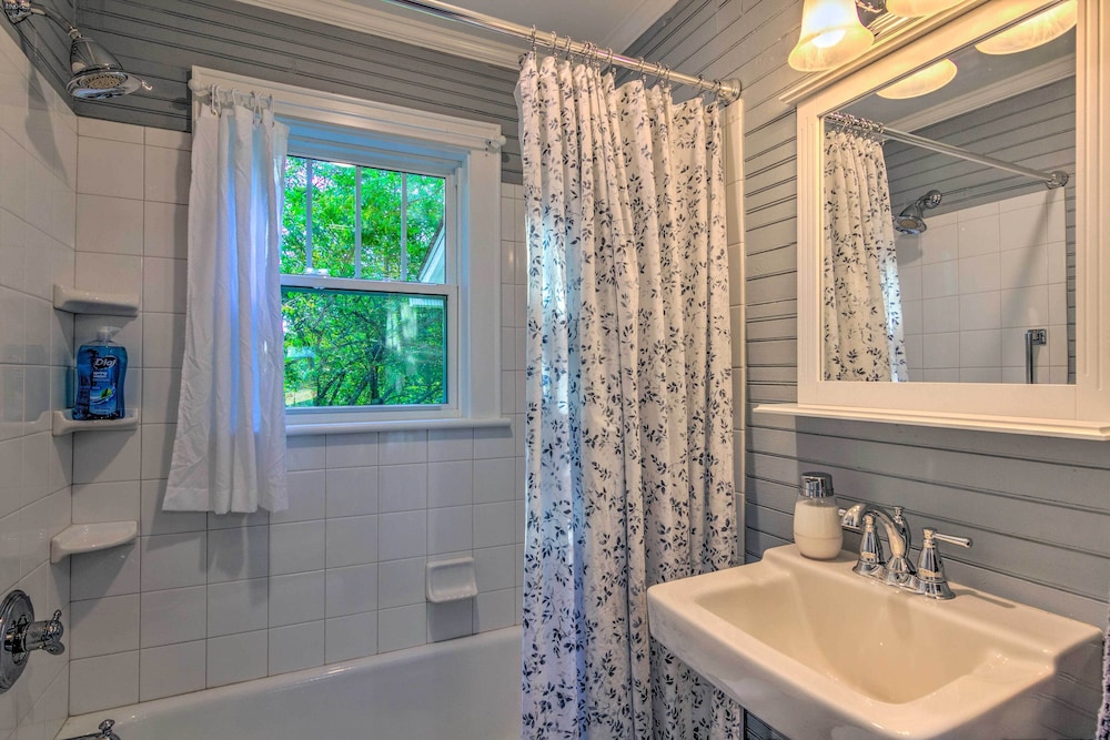 Restored Mars Hill Home on 1 Acre: Walk to Town! view 4