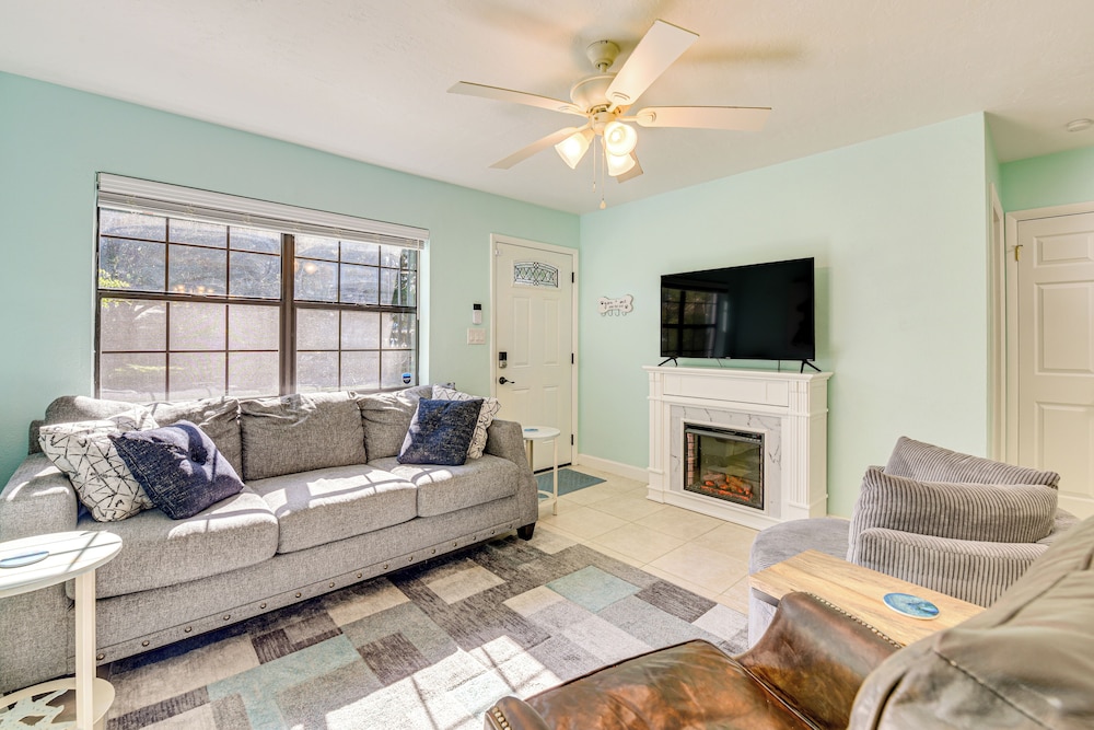 Emerald Coast Home: Outdoor Entertainment Area!
