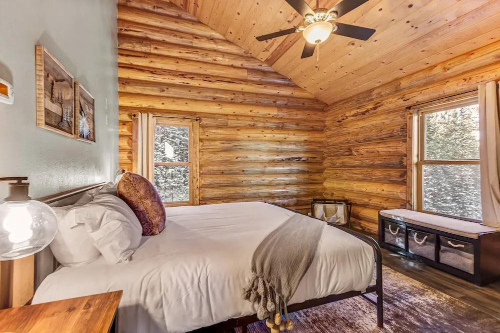 Mountain Gem Lodge 3 Acres Hot Tub Luxurious Pet Friendly Garage view 4