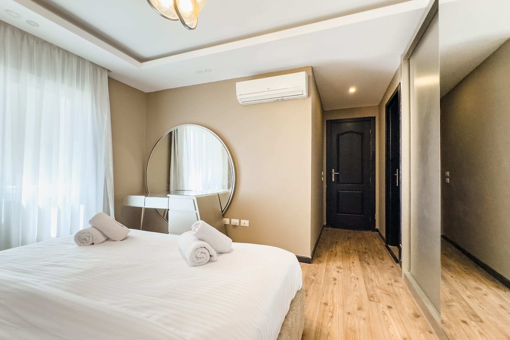 Flattering 2bdr - 5 min to Airport