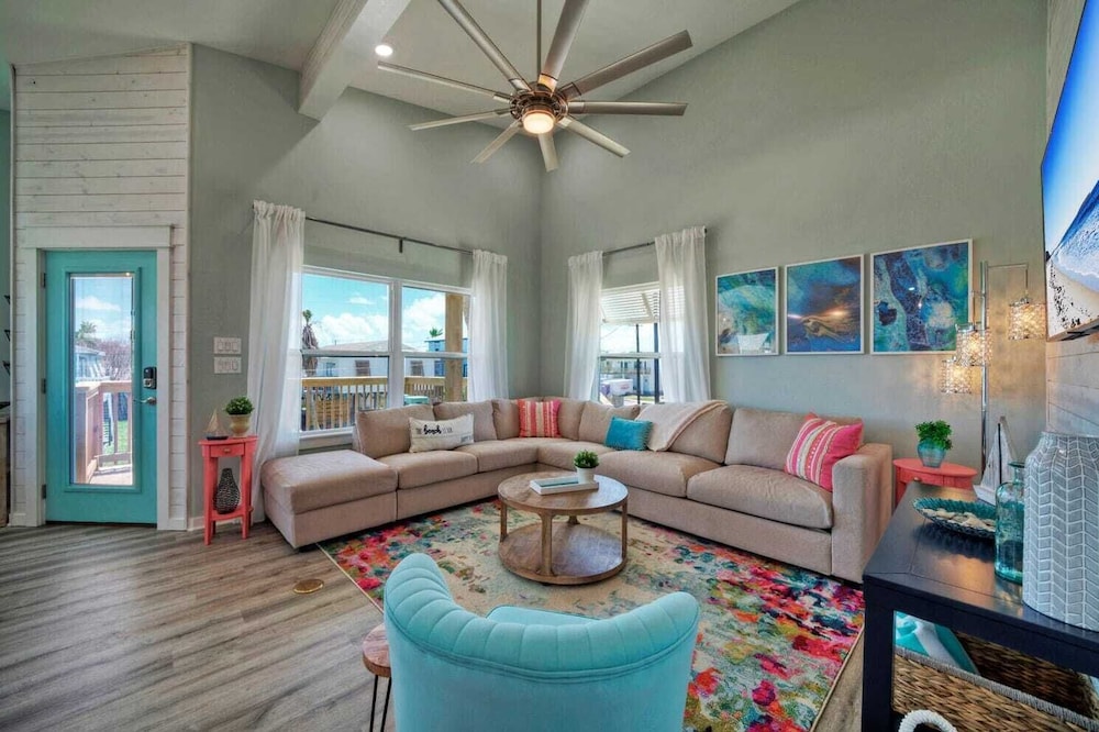 Sleeps 20 2 Modern Homes w/ Private Pool, Deck+patio 3-min Walk to the Beach