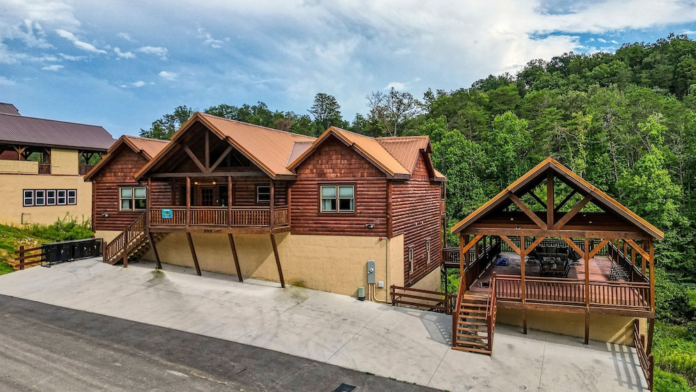 Smokey s Paradise by Avantstay Sleeps 22 Pool