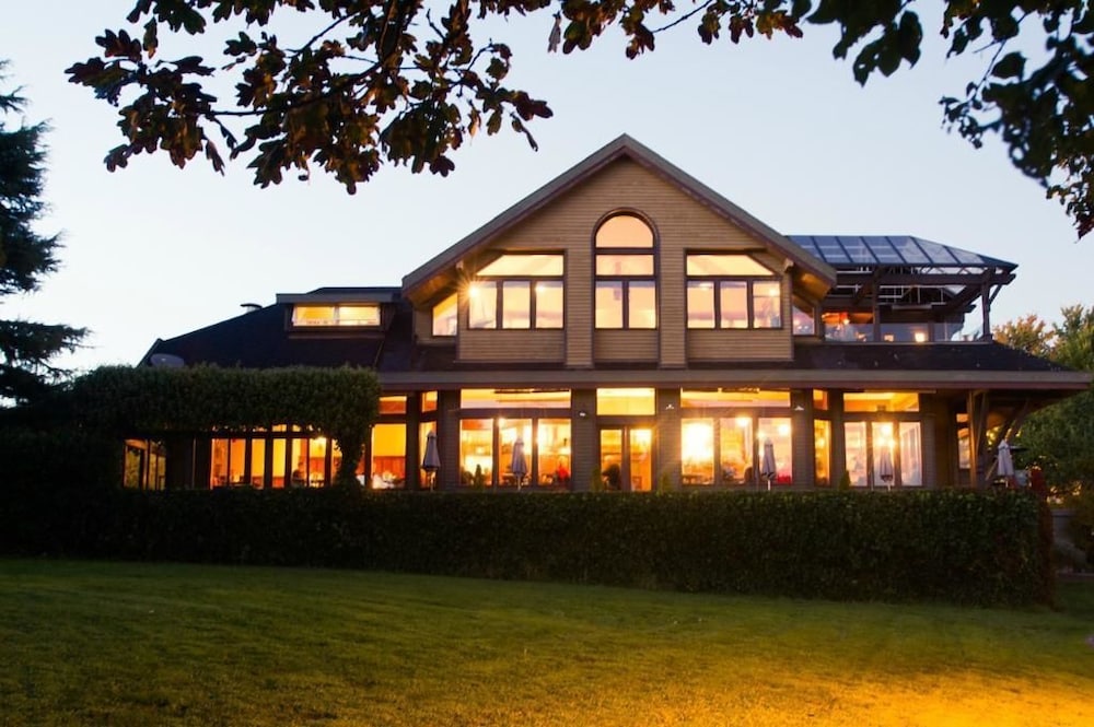 Hotel Spinnakers Brewpub & Guesthouses - Image 1